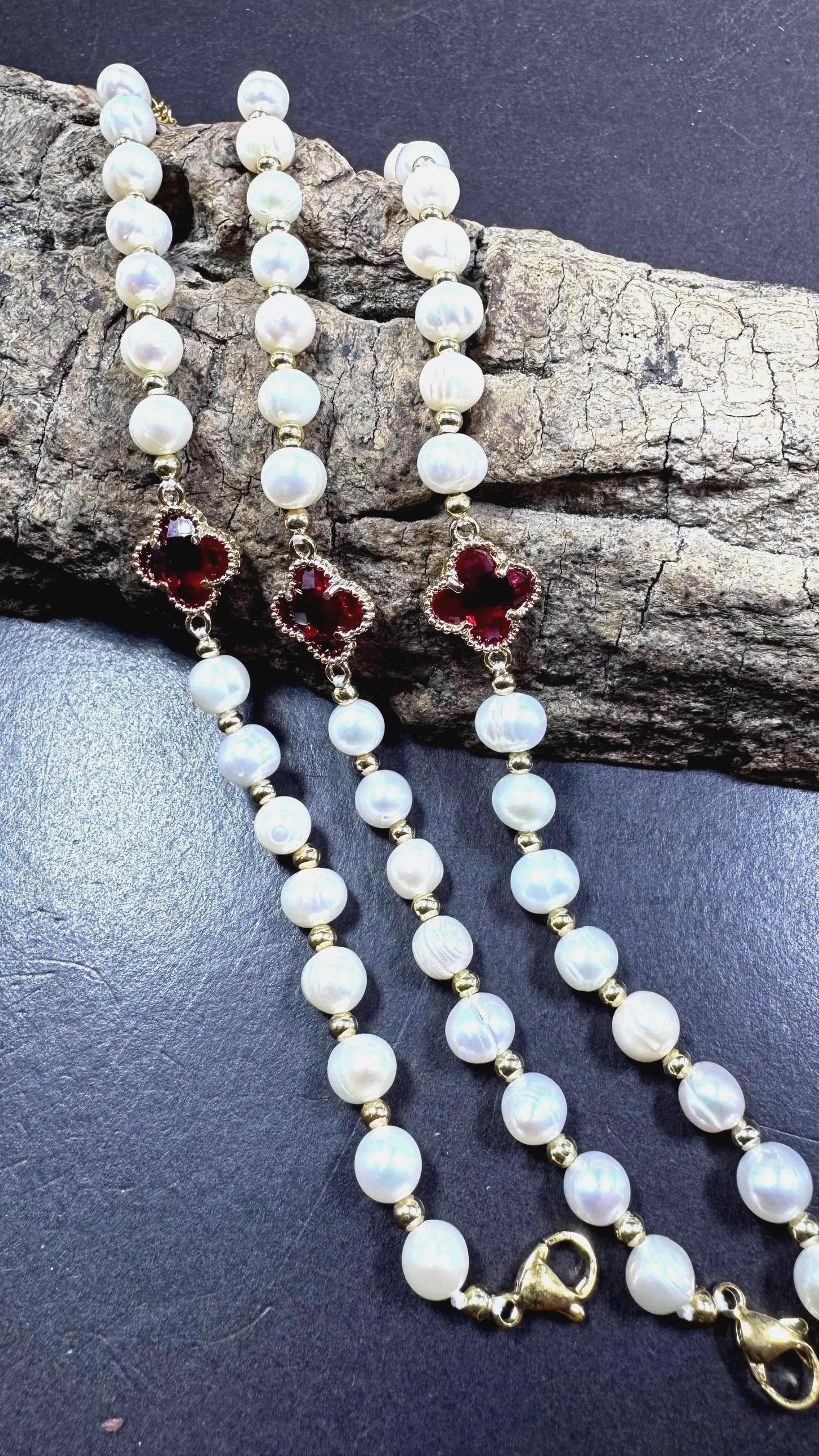 Natural fresh water Pearl bracelet. 8mm round shape natural white pearl with ruby red flower. Excellent quality!