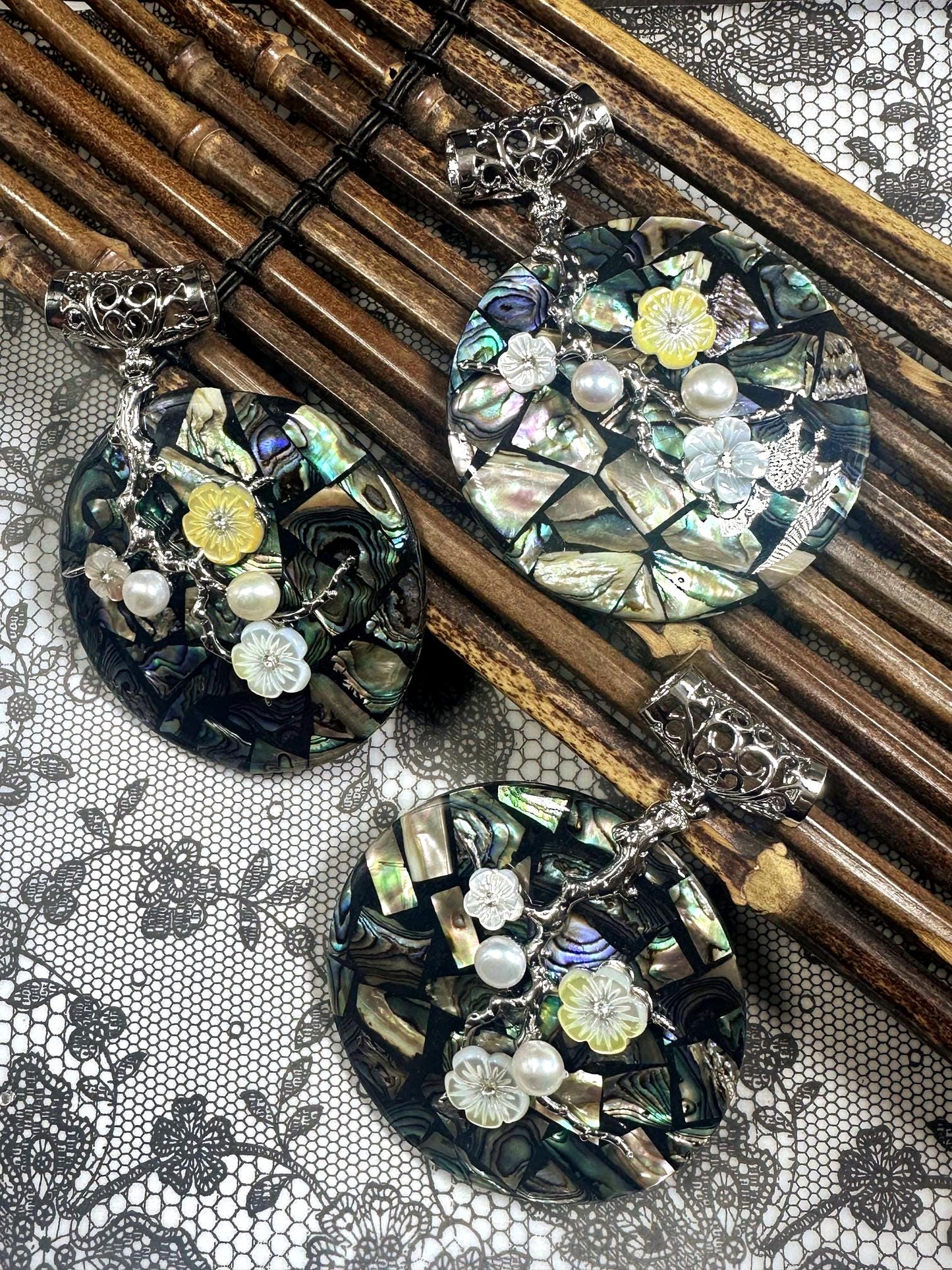 Natural Abalone Shell Pendant Round Shape with Freshwater Pearl & Floral Flower Design (1pc)