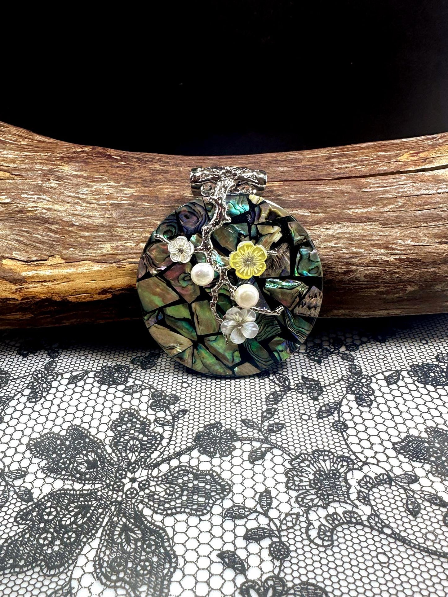 Natural Abalone Shell Pendant Round Shape with Freshwater Pearl & Floral Flower Design (1pc)