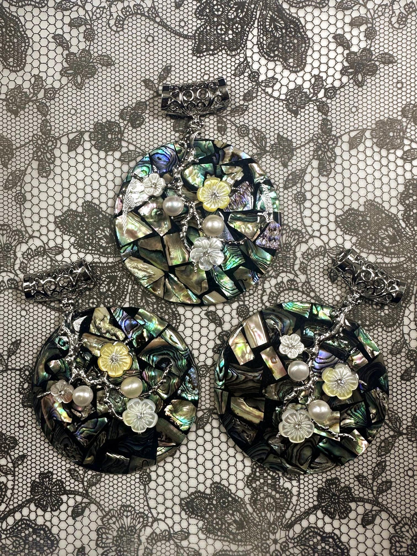 Natural Abalone Shell Pendant Round Shape with Freshwater Pearl & Floral Flower Design (1pc)
