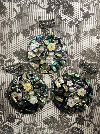Natural Abalone Shell Pendant Round Shape with Freshwater Pearl & Floral Flower Design (1pc)