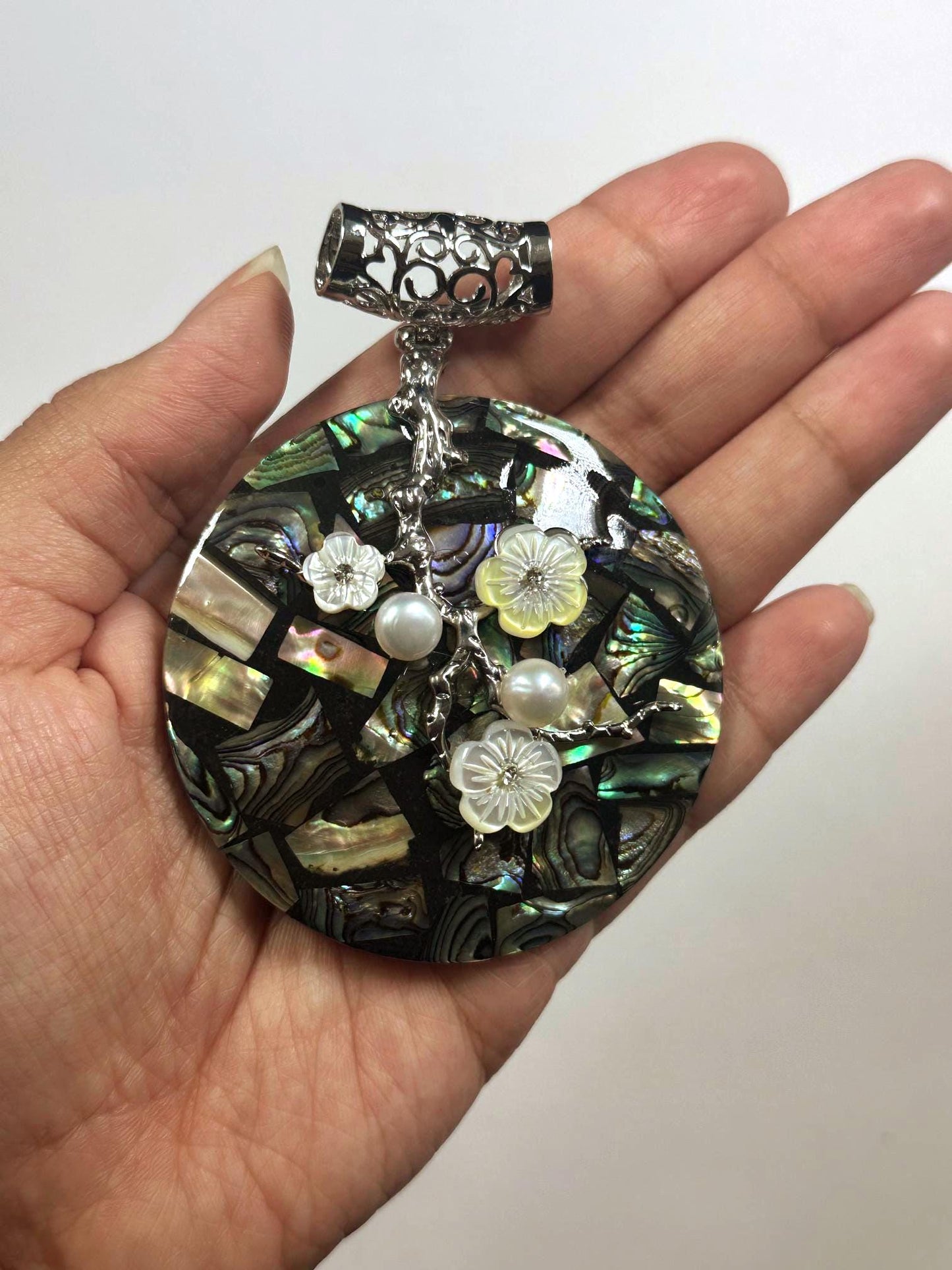 Natural Abalone Shell Pendant Round Shape with Freshwater Pearl & Floral Flower Design (1pc)